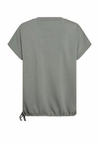 Kortærmet, løstsiddende bluse i lys grå, lavet af blødt stof med afrundet halsudskæring. Har en samlet kant med justerbare snore.