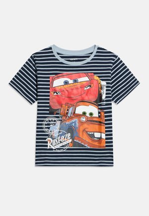 Κοντομάνικο πουκάμισο με λευκές και ναυτικές μπλε ρίγες, με εκτύπωση δύο κινούμενων χαρακτήρων από τις ταινίες Cars, τον Lightning McQueen και τον Tow Mater, που χαμογελούν.