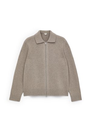 Beige gestrickter Reißverschluss-Pullover mit klassischem Kragen, langen Ärmeln sowie gerippten Bündchen und Saum, flach auf einem weißen Hintergrund ausgelegt.