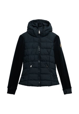 Chaqueta aislante negra con capucha, que presenta un cuerpo acolchado, mangas de terciopelo suave, bolsillos con cremallera y un logo en la manga izquierda.