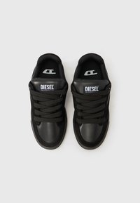 Μαύρα αθλητικά παπούτσια από δέρμα και ύφασμα, με χοντρές κορδόνια, μαλακό γιακά και ετικέτα με λογότυπο στη γλώσσα. Επίπεδη ελαστική σόλα.