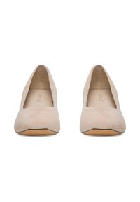 Par de bailarinas de ante beige para mujer con punteras redondeadas, vistas desde el frente sobre un fondo blanco.