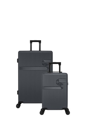 Zwei Hartschalenkoffer in Dunkelgrau, ausgestattet mit vertikaler Rippstrukturoberfläche, Teleskopgriffen und vier Rädern für Mobilität.