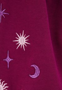 Purpursaudums ar sarežģītu izšuvumu ar debesu motīviem: saule, mēness un zvaigznes baltā un lavandas krāsā. Mīksta tekstūra un dzīvīga krāsa.