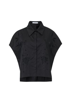 Zwarte cropped shirt met korte capesleeves, voorzien van een intricaat zwart borduurwerk van bloempatronen aan de voorkant. Gladde stoftextuur.