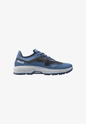Chaussure de trail running bleue avec dessus en mesh et synthétique, accents noirs texturés, semelle blanche présentant un design tacheté, et branding visible.