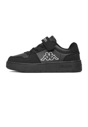 Sort Kappa sneaker med velcrolukning og snørebånd, med hvidt logo af to siddende figurer på siden og tyk gummisål.
