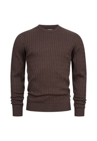 Brązowy sweter w splot warkoczowy z okrągłym dekoltem, teksturowanym prążkowaniem i dopasowanymi mankietami, wykonany z miękkiego, grubego materiału. Brak widocznych logo.