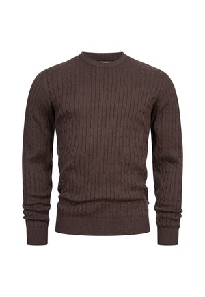 Bruine kabelgebreide trui met een ronde hals, getextureerde ribbels en aangesloten manchetten, gemaakt van zacht, dik materiaal. Geen zichtbare logo's.