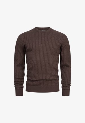 Bruine kabelgebreide trui met een ronde hals, getextureerde ribbels en aangesloten manchetten, gemaakt van zacht, dik materiaal. Geen zichtbare logo's.