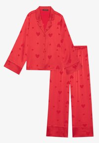 Set di pigiami in raso rosso composto da una camicia con bottoni e pantaloni abbinati, entrambi decorati con un delicato motivo a cuori e rifiniti con polsini a contrasto.