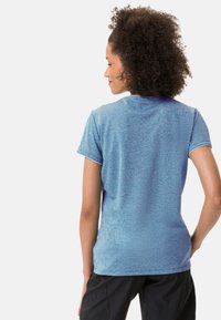 Camiseta deportiva de manga corta en un degradado de azul claro a azul oscuro, hecha de un tejido que absorbe la humedad, con una textura suave y un diseño ajustado.