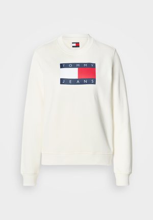 Witte sweatshirt met een ronde hals, voorzien van een centraal logo in navy, rode en witte rechthoeken. De manchetten en onderrand zijn geribbeld.