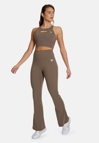 SQUATPROOF BRISK HIGH NECK - Športová podprsenka so strednou podporou - caramel brown