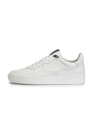 Trainers - white