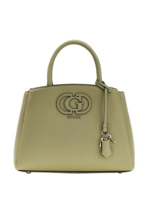 Sac à main Guess vert olive avec double poignée, logo sur le devant, et sangle en cuir suspendue avec un charm en forme de clé en métal sur fond blanc.