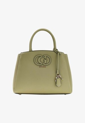 Borsa Guess verde oliva con doppio manico, logo frontale e cinghia di pelle pendente con ciondolo a forma di chiave in metallo su sfondo bianco.