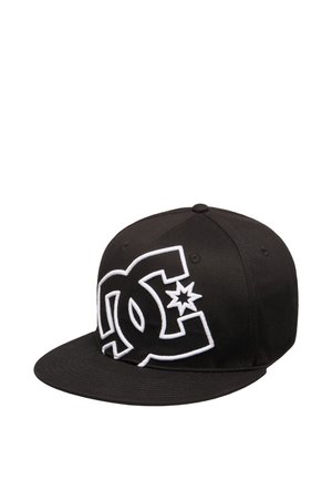 Czarna czapka baseballowa z płaskim daszkiem, z dużym białym obrysowanym logo DC Shoes i gwiazdką na przednim panelu.