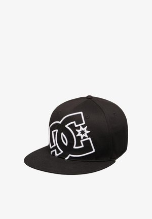 Zwarte honkbalpet met vlakke klep met een groot wit omrandeerd DC Shoes-logo en ster op het voorpaneel.