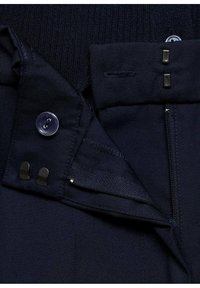 Pantaloni blu navy con chiusura a bottone e zip, realizzati in tessuto morbido, con vita cucita e dettagli in metallo.