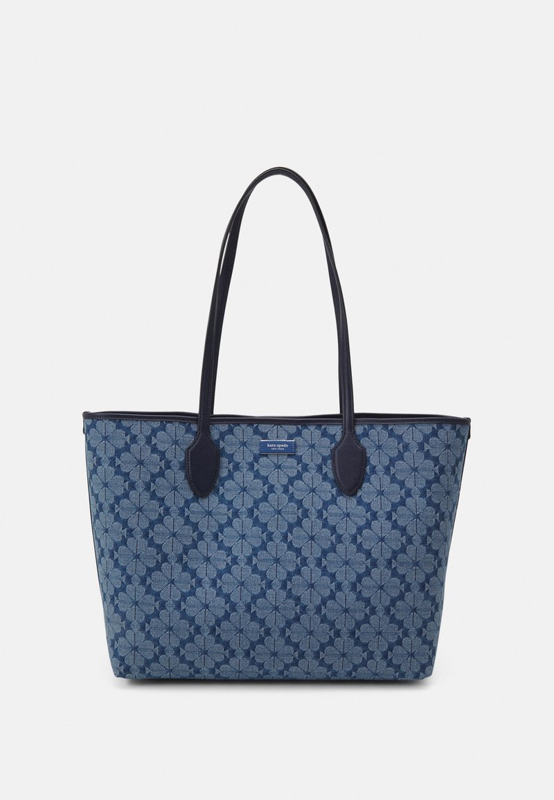 Borsa a tracolla blu in tessuto con motivo floreale, caratterizzata da manici in cuoio blu scuro e forma rettangolare. Visibile il marchio Kate Spade.