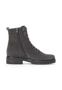 Grijze leren enkelboots met een gestructureerde afwerking, voorzien van een zijrits, vetersluiting aan de voorkant en een stevige rubberen zool voor grip.