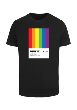 T-shirt en coton noir avec un graphique rectangulaire coloré à rayures arc-en-ciel, étiqueté "PRIDE 2024" et "L'AMOUR A BEAUCOUP DE COULEURS."