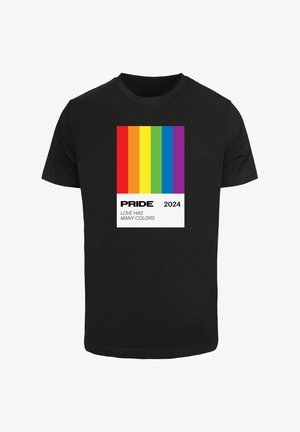 Černé bavlněné tričko s barevným obdélníkovým potiskem s duhovými pruhy, označené "PRIDE 2024" a "LÁSKA MÁ MNOHO BAREV".