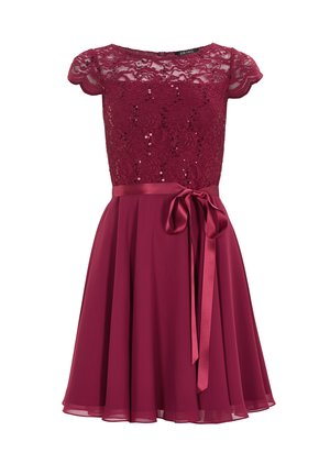Abito bordeaux con corpetto in pizzo e paillettes, maniche corte e cinturino in raso in vita. Gonna in chiffon fluida con una morbida texture.