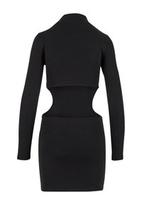 Mini-robe noire à manches longues avec col montant et grande découpe à la taille, mettant en valeur une silhouette en sablier.