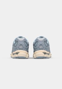 ASICS SportStyle GEL NYC UNISEX - Sporta apavi - dolphin grey/fjord grey