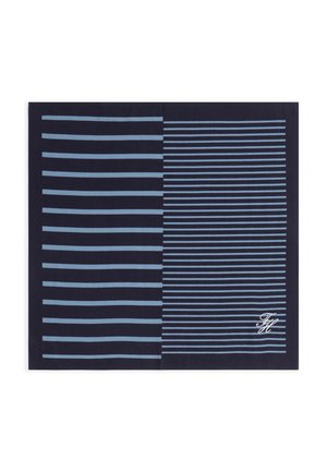 Mørkeblå bomuldssjal med lyseblå vandrette striber på den ene halvdel og varierende stribebredder på den anden; prydet med et hvidt broderet logo.