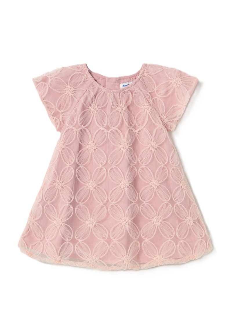Vestido rosa bordado con un patrón floral, mangas cortas, escote redondeado y una silueta fluida. La tela parece suave y texturada.