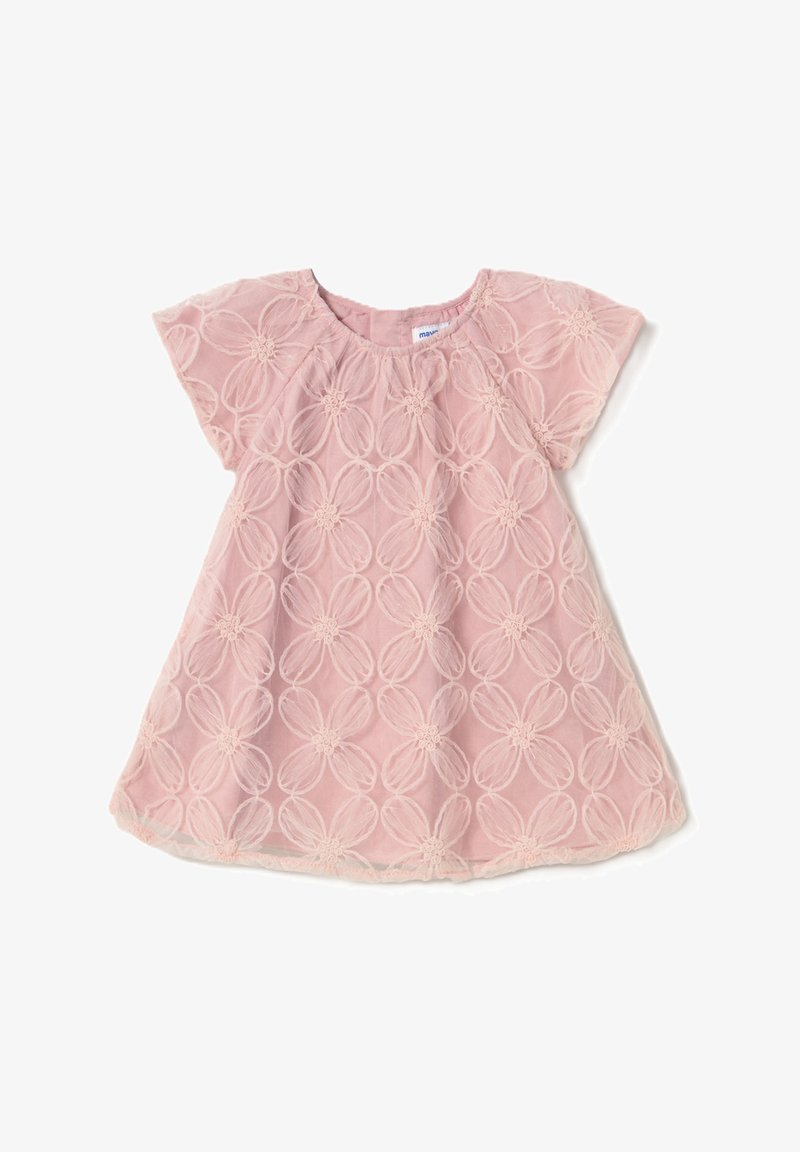 Vestido rosa bordado con un patrón floral, mangas cortas, escote redondeado y una silueta fluida. La tela parece suave y texturada.