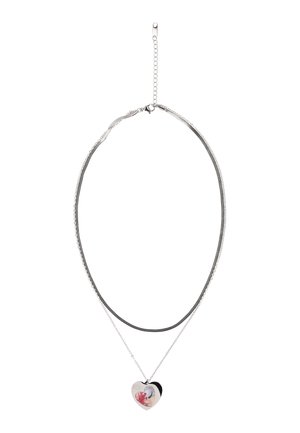 Doppellagige Silberkette mit herzförmigem Anhänger und buntem Blumendesign, gesichert mit einem Karabinerverschluss und verstellbarer Kette.