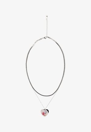 Kaksikerroksinen hopeinen kaulakoru, jossa sydämenmuotoinen riipus monivärisellä kukkakuviolla, kiinnitetty ravunokka-lukolla ja säädettävällä ketjulla.