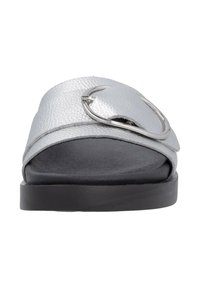 Sandale à glisser en cuir argenté avec un accent métallique courbé et une finition texturée sur les sangles, dotée d'une semelle en caoutchouc noir.