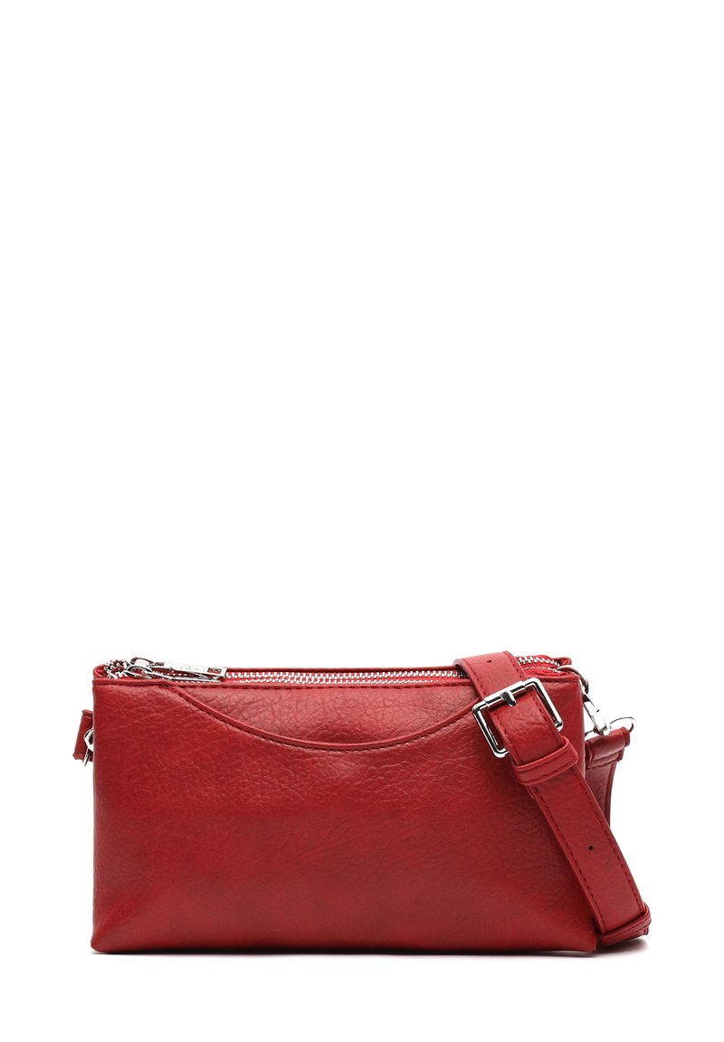 Červená kožená crossbody taška s plochým obdélníkovým tvarem, zipovým uzávěrem, nastavitelným popruhem a jemnou texturovanou úpravou. Zipová detail na horní straně.