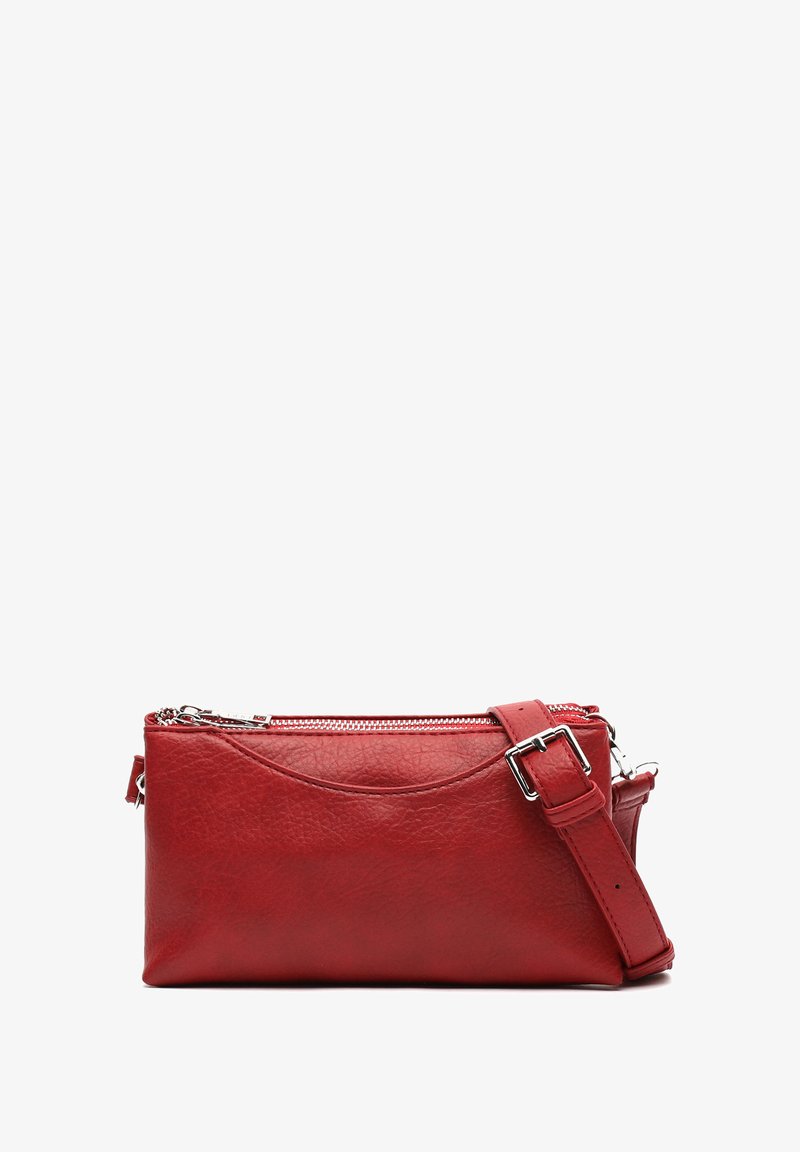 Červená kožená crossbody taška s plochým obdélníkovým tvarem, zipovým uzávěrem, nastavitelným popruhem a jemnou texturovanou úpravou. Zipová detail na horní straně.