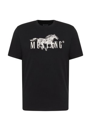 Tricou negru cu mânecă scurtă, cu un grafic alb de cal alergător uzat și textul "MUSTANG" centrat pe piept.