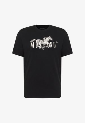 Schwarzes T-Shirt mit kurzen Ärmeln, bedruckt mit einem weißen, verwitterten Pferde-Motiv im Galopp und dem Schriftzug "MUSTANG" in der Mitte der Brust.