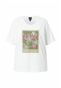 Camiseta de algodón blanca de manga corta, con un cuadrado gráfico en verde. "BLOSSOM" está impreso en rosa, con acentos de arte lineal floral.