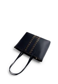 Svart skinn tote bag med gullfargede detaljer, med en glatt tekstur, to skulderstropper og en rad med sirkulære øyer nedover midten.