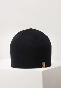 Zwarte gebreide beanie met een afgeronde bovenkant en subtiele naaddetails, met een klein leren label aan de zijkant. Zachte textuur en een aansluitende pasvorm.