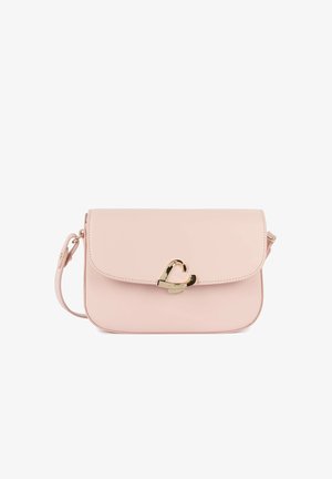 Zachte roze leren crossbodytas met klepsluiting, verstelbare riem en gouden hartvormige sluiting aan de voorkant.