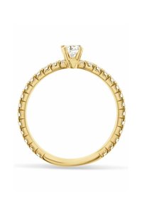 Gul forlovelsesring med små diamanter sat rundt om båndet og en større solitaire diamant ovenpå i en fire-prong indstilling.