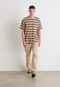 HUGO NISTRIPO - Triko s potiskem - medium beige