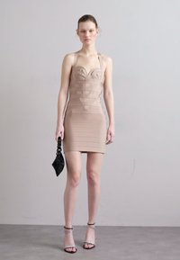 Hervé Léger BANDAGE SWEETHEART MINI DRESS - Svetríkové šaty - dune