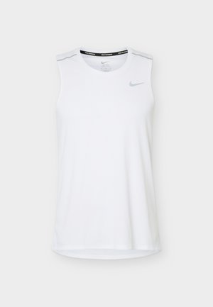 Ujjatlan, fehér Nike futó felső kerek nyakkivágással, finom szürke Nike logóval a mellrészen, és fényvisszaverő részletekkel a vállakon.