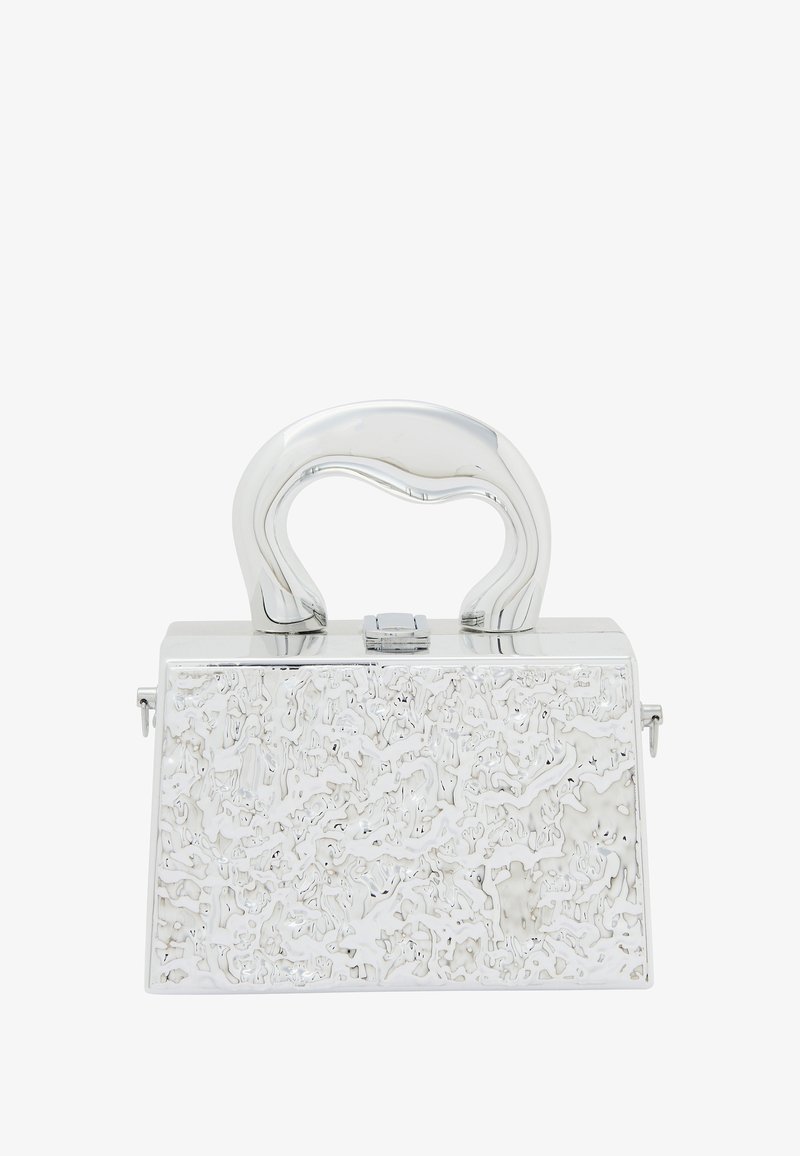 Metalen zilverkleurige handtas met een textuur en abstract patroon en een gebogen handvat. Het ontwerp is gestructureerd en rechthoekig, met een kliksluiting.